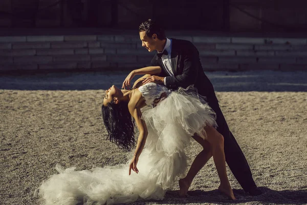 Casamento sexy casal dançando ensolarado ao ar livre — Fotografia de Stock