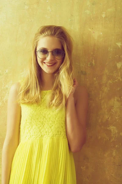 Pretty happy girl with blonde hair in yellow dress, sunglasses — Stock Photo, Image