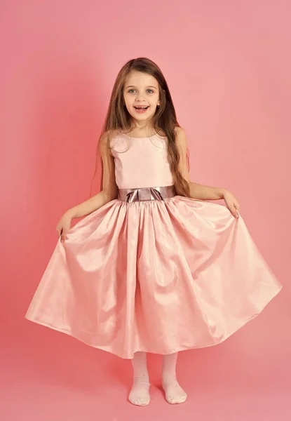 Niña pequeña modelo de niño en hermoso vestido . — Foto de Stock