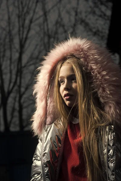 Rózsaszín fur kapucnis téli kabát szabadtéri kis lány portréja. — Stock Fotó