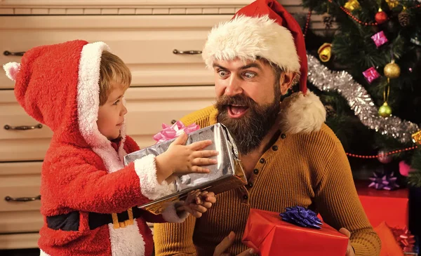 Noel Baba çocuk, sakallı adam, Noel ağacı. — Stok fotoğraf