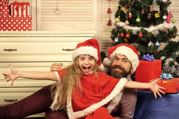 Babbo Natale, barbuto all'albero di Natale . — Foto Stock