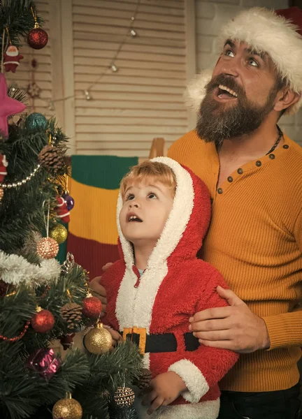 Criança Natal Com Pai Homem Barbudo Santa Claus Chapéu Vermelho — Fotografia de Stock