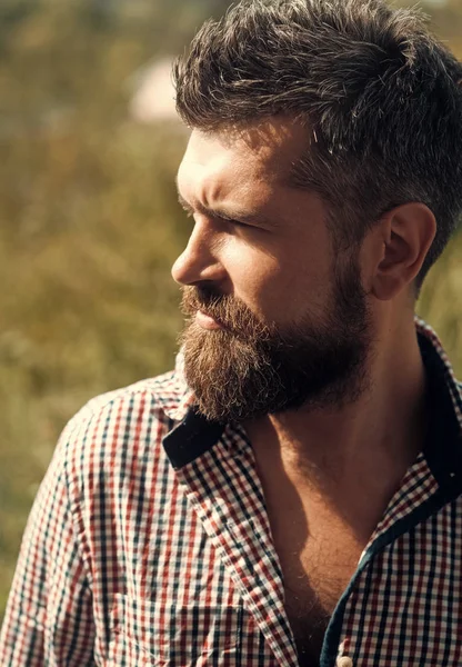 Hombre barbudo. Un hombre con barba afuera. Hipster. — Foto de Stock