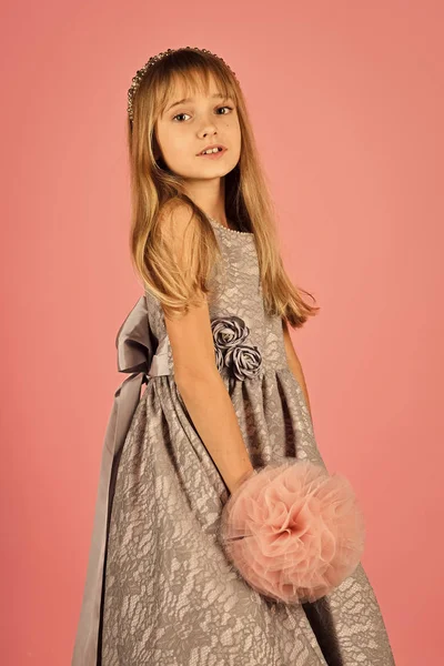 Liten flicka i fashionabla klänning, prom. liten flicka eller barn i balklänning. — Stockfoto