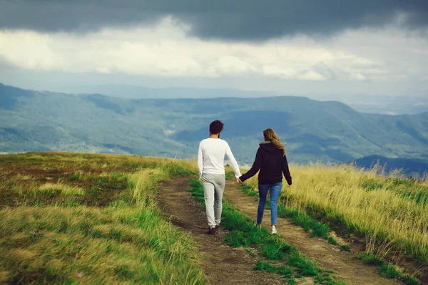 Couple walking on field road — Stock Photo, Image