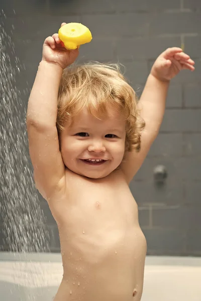 Menino feliz no chuveiro — Fotografia de Stock