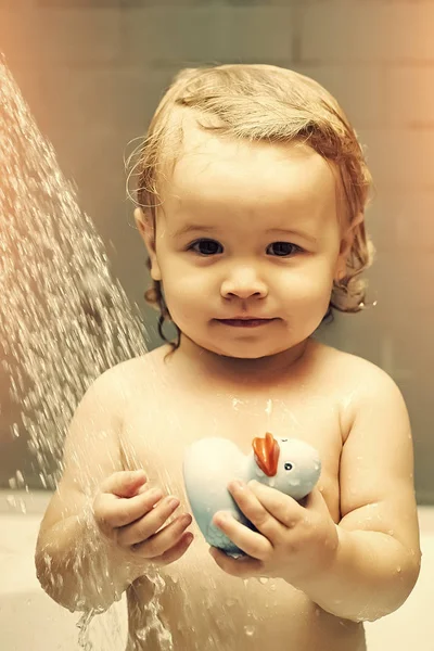 Chłopczyk z kaczątko w prysznic — Zdjęcie stockowe