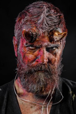 Cadılar Bayramı şeytan sakallı, kırmızı kan, yüzünde yaralar