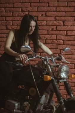 Backstreet. Backstreet kız motosiklet üzerinde. kız motorcu backstreet motosiklet üzerinde. Backstreet kadın motorcu