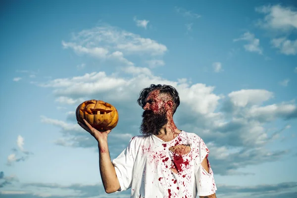 Zombie di Halloween con sangue rosso sul cielo blu nuvoloso — Foto Stock