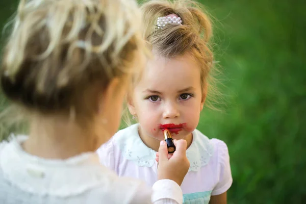 赤ちゃん子供モデルの唇に赤い口紅を適用します。 — ストック写真