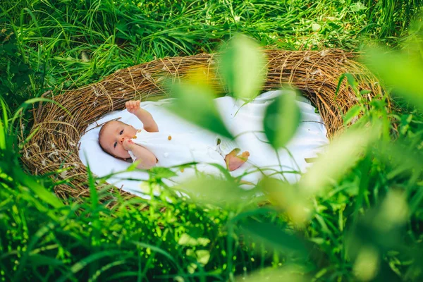 Säuglingshygiene. kleiner Junge oder Mädchen. kleines Baby wach im Kinderbett. Gesundheitsfürsorge für Kinder. Wärme und Hygiene sind unverzichtbare Neugeborenenpflege — Stockfoto