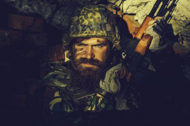 Kızgın yüzlü asker.