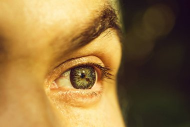 çizgili lens ile erkek göz