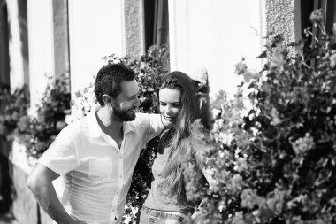 Mutlu, gülümseyen adam güzel kız arıyor