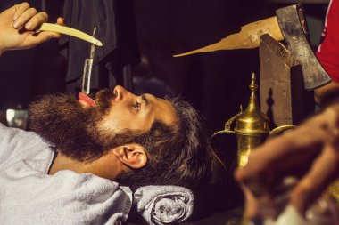 Sakallı adam tıraş vardır