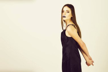 moda güzellik kız siyah makyaj ve uzun saç