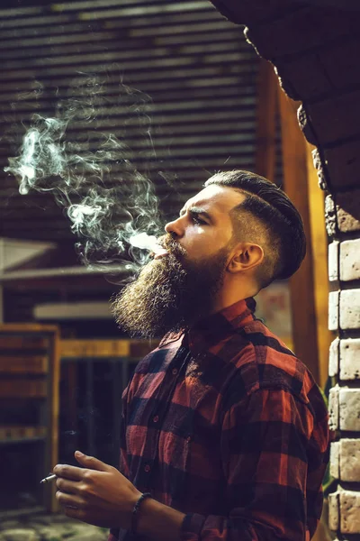Hombre adulto exhalando humo de cigarrillo — Foto de Stock