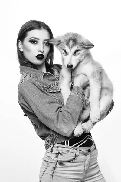 Bella ragazza sexy con husky cane — Foto Stock