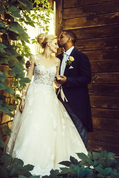 Liebevoller Bräutigam küsst Stirn einer entzückenden Braut — Stockfoto