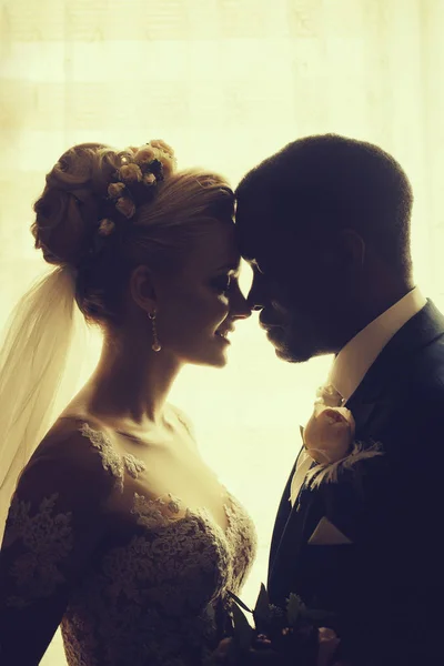 Bruid en bruidegom delen liefde — Stockfoto