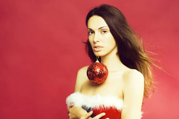 Dekoratif topu ile Noel çok seksi kız — Stok fotoğraf