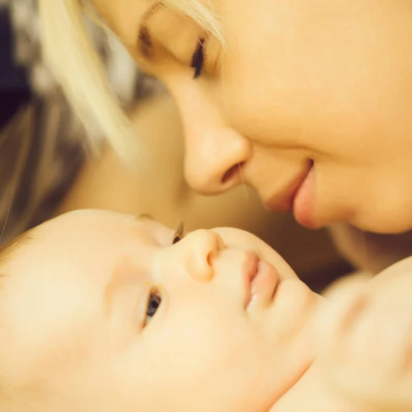 Mère embrasser son petit fils — Photo