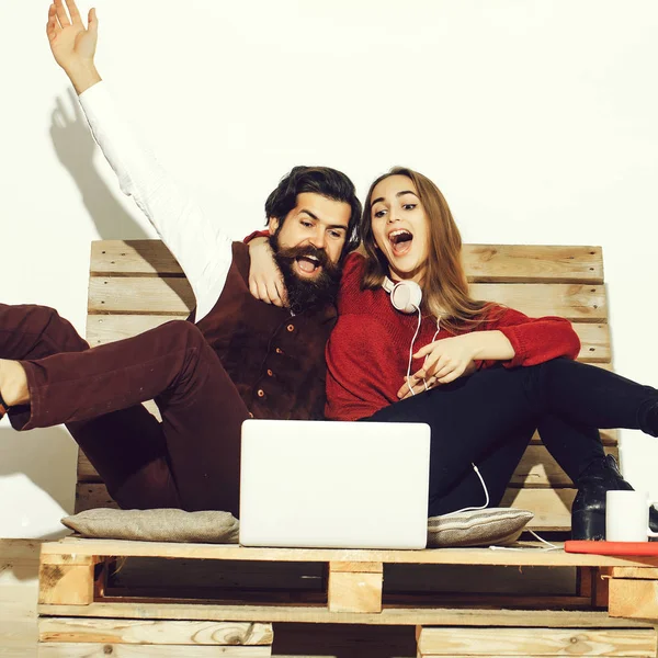 Boldog, fiatal pár használ laptop — Stock Fotó