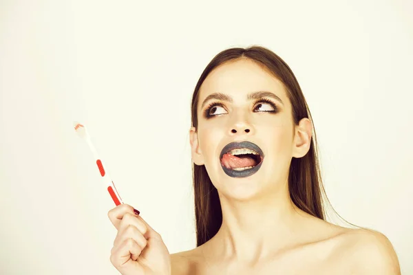 Menina com aparelho de dentes e escova, tem maquiagem elegante — Fotografia de Stock