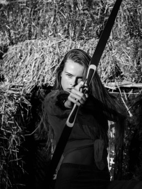 ok ve yay ile çekim kadın okçu