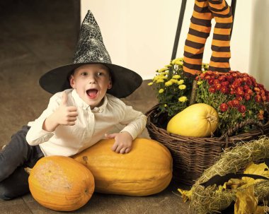 Örümcek web şapkalı çizgili çorap, Cadılar Bayramı küçük çocuk.