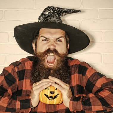 Cadılar Bayramı Balkabağı beyaz tuğla duvar ile bağırarak adam