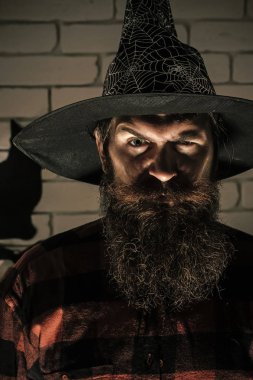 Halloween cadı şapkalı ciddi yüzündeki sakallı adam