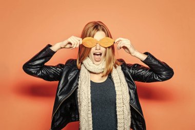 Sonbaharda yapraklar gibi deri ceket Gözlükte kadınla.