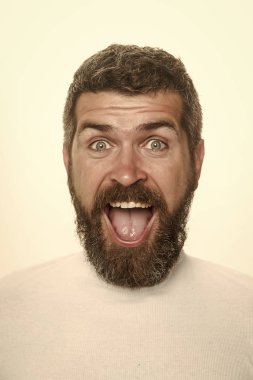 Adam uzun sakal ve bıyık.