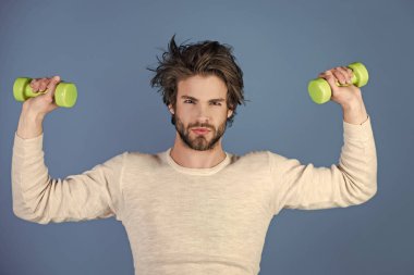 Adam egzersiz yaptıktan sonra uyan, fitness.