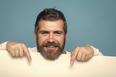 Adam uzun sakal ve bıyık.