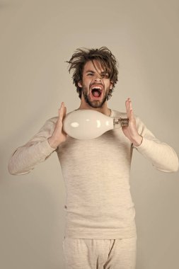 adam bir fikri gri arka plan üzerinde bağırarak sabah.