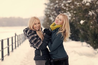 Mutlu kız kış gününde eğleniyor