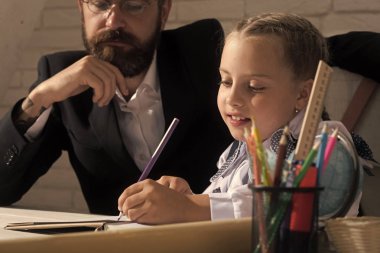 Okul malzemeleri ile Resepsiyon tarafından aile oturur. Sınıf ve eğitim