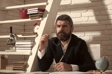 Beyaz tuğla duvar arka plan üzerinde sakallı