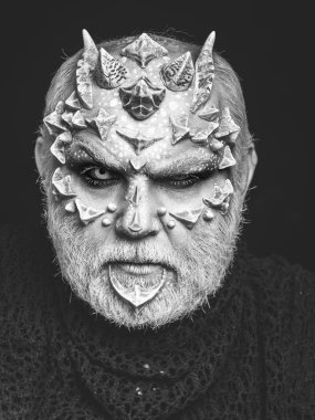 korku erkek ya da dikenler yüz makyaj ile canavar