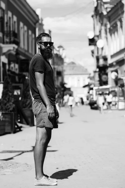 Bearded man with beard in black, stylish sunglasses — Stock Photo, Image