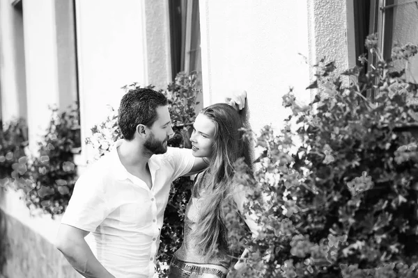 Homem olhando para sorrindo, menina bonito — Fotografia de Stock