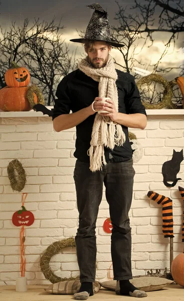 Halloween uomo tenendo tazza alla finestra con alberi autunnali — Foto Stock