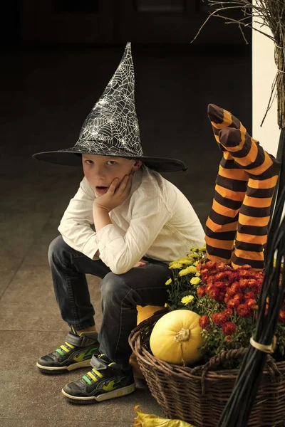 Halloween kind met vermoeid gezicht. — Stockfoto