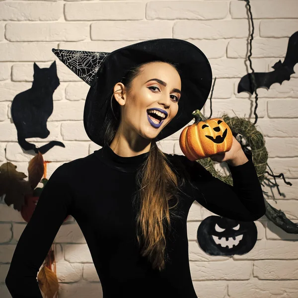 Halloween meisje glimlachend in heks hoed en zwarte Romper — Stockfoto