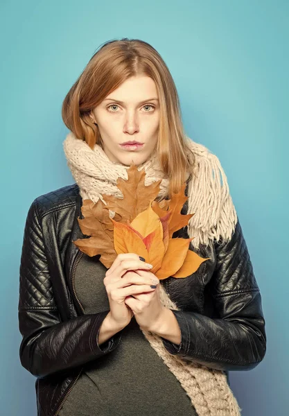 Modèle de mode avec des cheveux élégants dans l'écharpe . — Photo