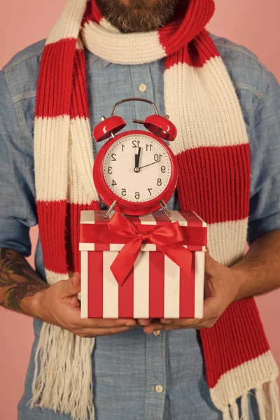 De huidige vak Kerstmis met rode wekker in mannelijke handen — Stockfoto